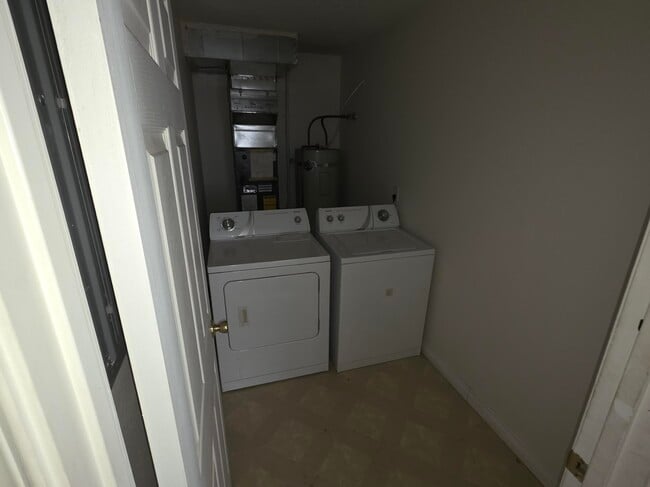 Building Photo - 166 College St S