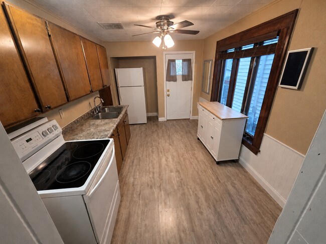 Foto del edificio - Available July 1st! Single family home with fenced-in backyard!