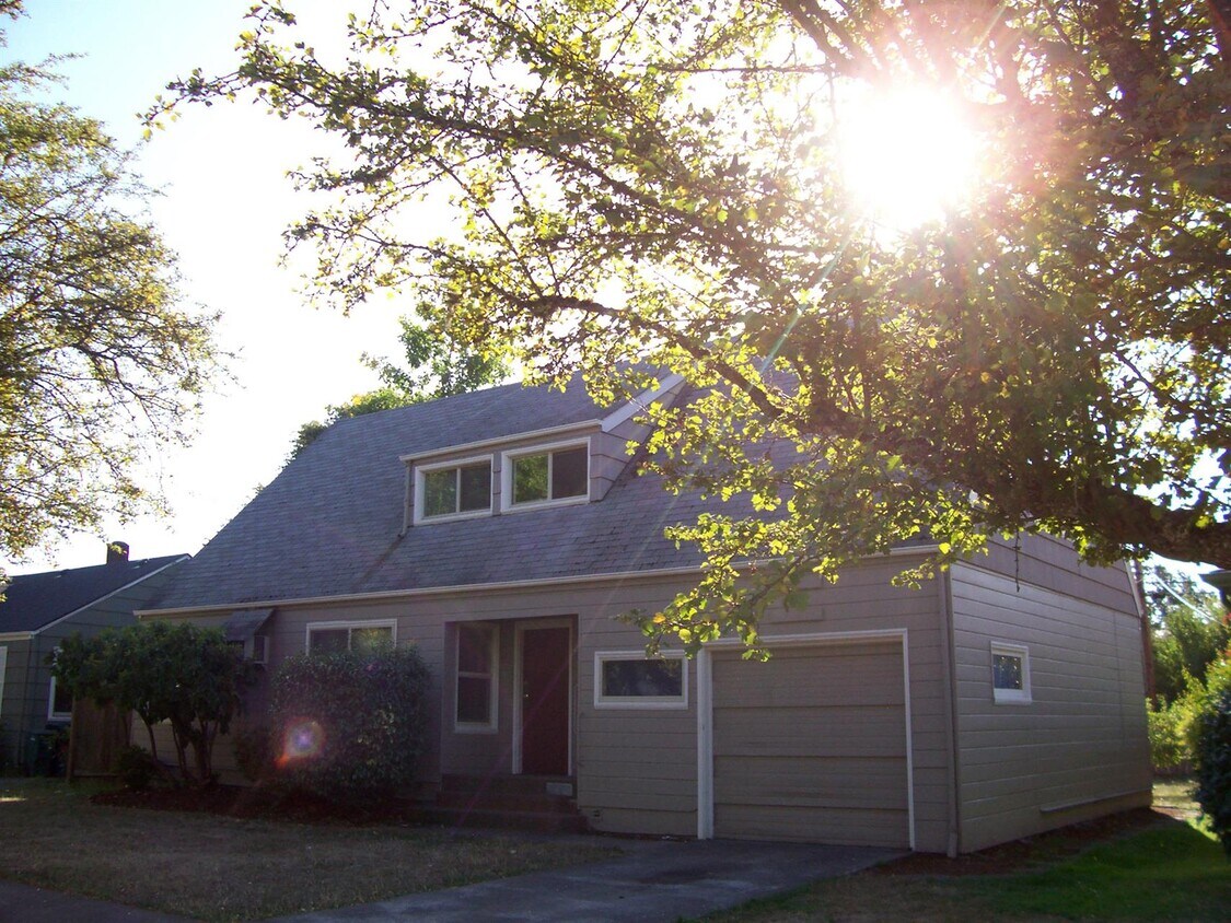 2552 Alder St, Spacious Campus Home!