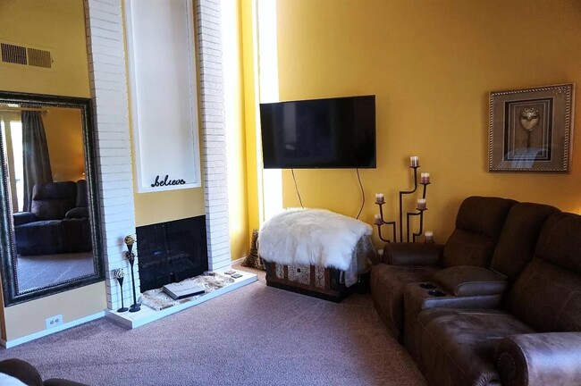 Family Room - 888 Woodside Ln E