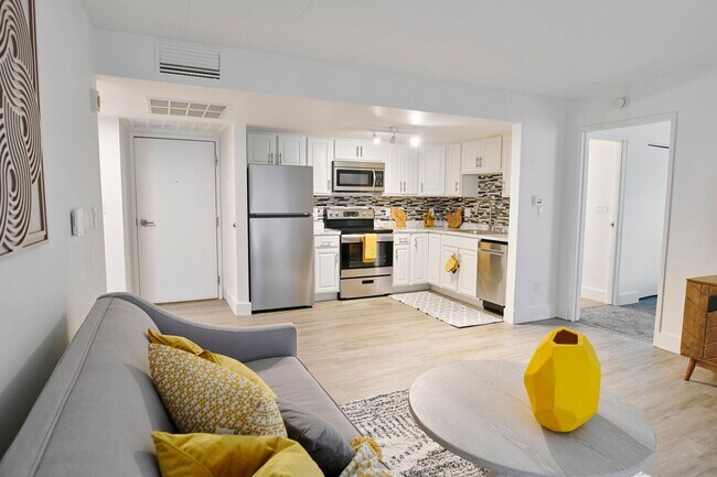 Building Photo - 2 Bedroom / 1.5 Bathroom Premium