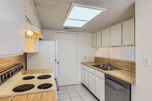 Building Photo - 2 Bedroom Condo in West Lake Hills- Eanes ISD