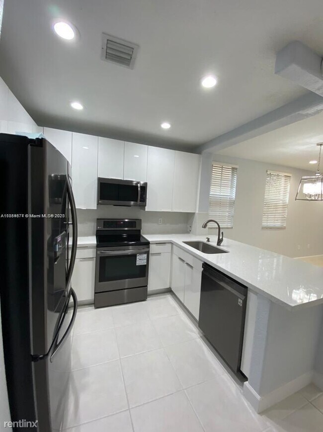 Building Photo - 2 br, 2 bath Townhome - 804 SW 147th Ave