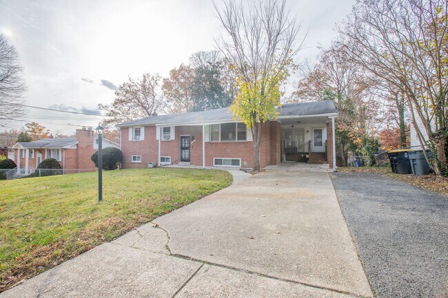 Building Photo - Huge 1 Bedroom & Den Basement Apartment in Ft. Washington! ALL UTILITIES INCLUDED!!