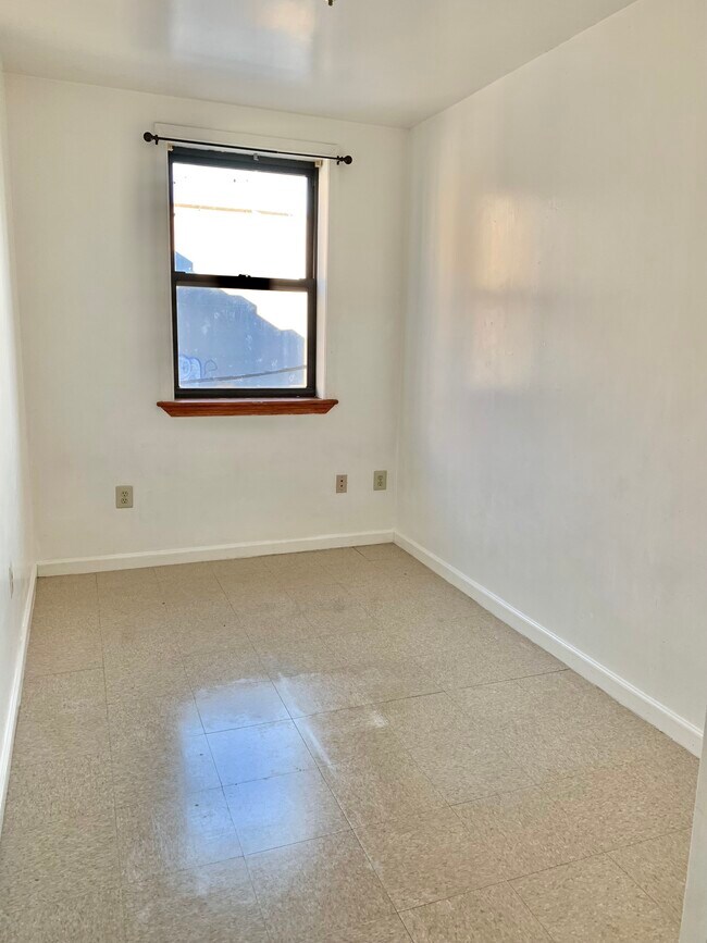 Room - 1001 Wood St