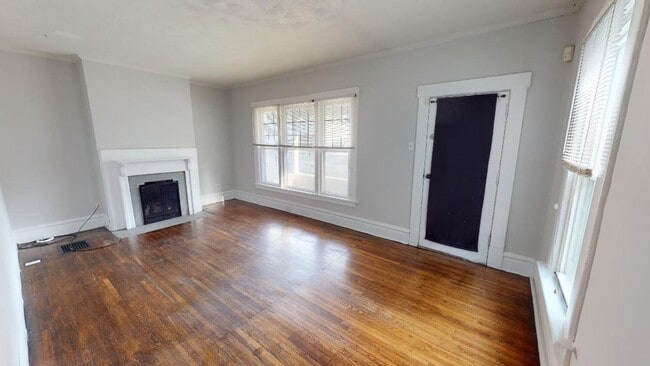 Building Photo - Beautiful 3 Bedroom 1.5 Bath available Aug...