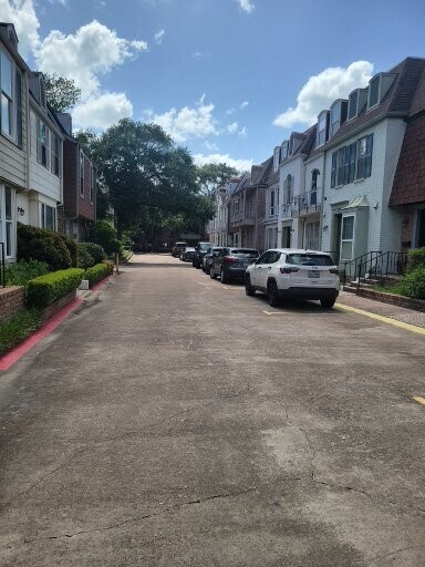 Vista de calle privada frente al sujeto - 376 N Post Oak Ln
