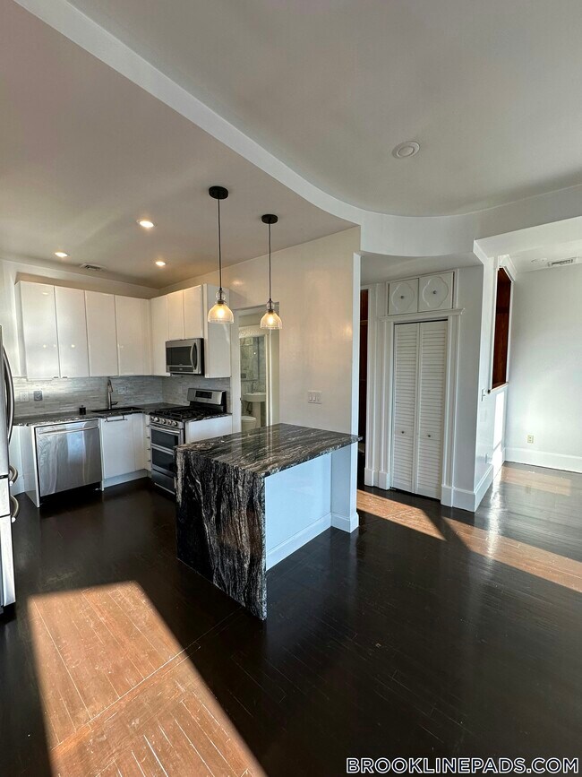 Building Photo - 40 Cameron St