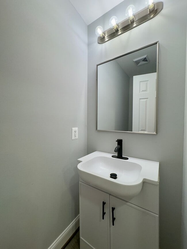 Building Photo - Fully-Renovated 3 Bedroom/2.5 Bathroom with In-Unit Laundry near Highlandtown, Baltimore, MD!