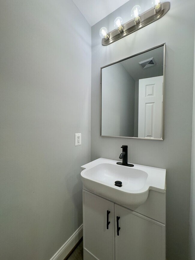 Foto del edificio - Fully-Renovated 3 Bedroom/2.5 Bathroom with In-Unit Laundry near Highlandtown, Baltimore, MD!