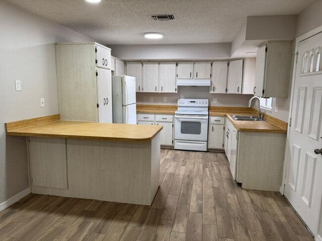 Building Photo - Spacious 3BR/2BA Duplex – Fresh Remodel, P...