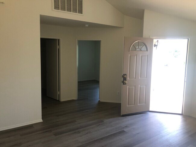 Foto del edificio - 4438 Apricot Rd