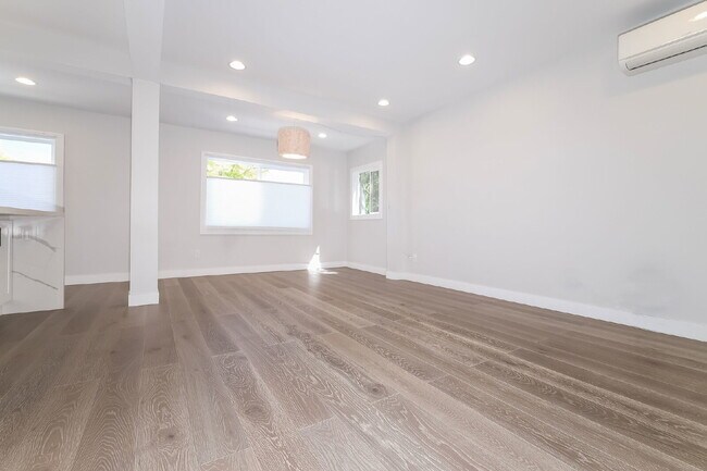 Foto del edificio - Stunning remodeled 4BD/3.5BA Seattle Craftsman with Solar, A/C & EV Charging for RENT- Available ...