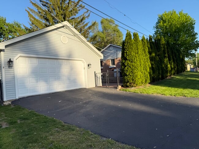 Building Photo - 522 Lilac Ct