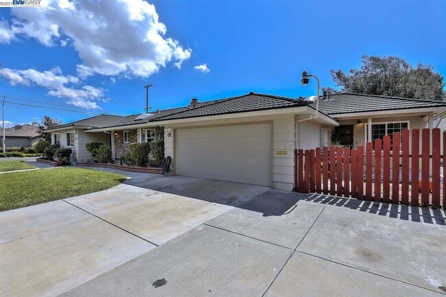Building Photo - 38169 Logan Dr