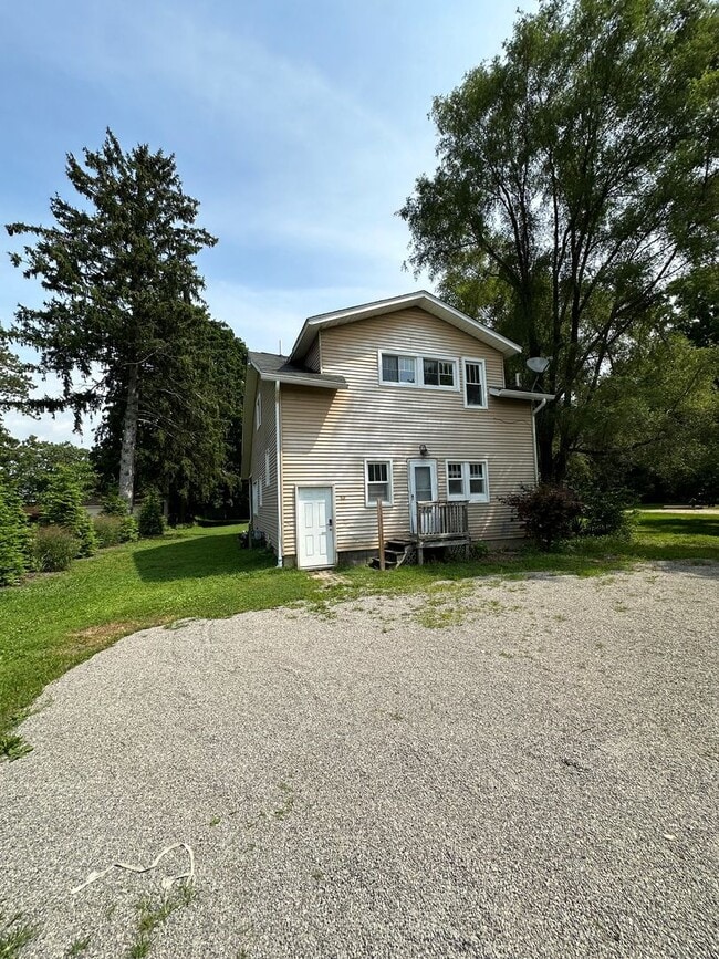 Building Photo - 6 Bed 2 bathrooms
