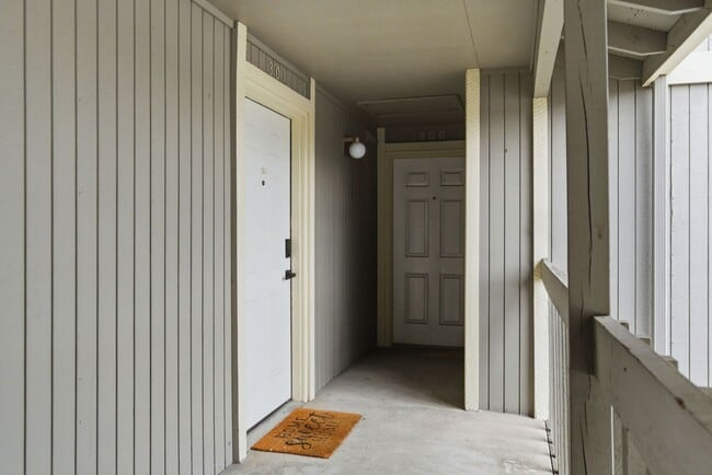 Building Photo - 6121 E 6th Ave