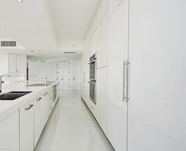 Building Photo - 5 br, 5.5 bath Condo - 19707 Turnberry Way...