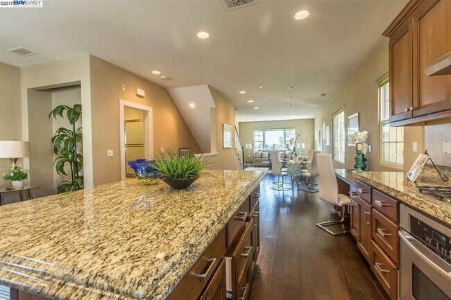 Building Photo - Beautiful and Spacious 3bd plus office/3.5...