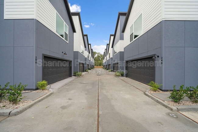 Photo - 28 Bucan Street Apartment