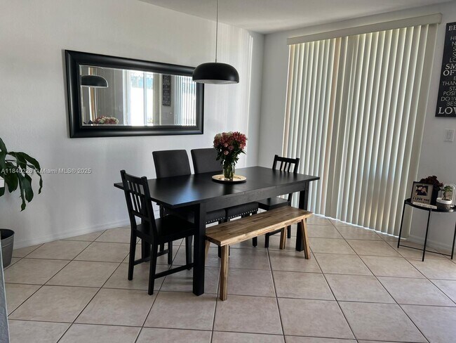 Foto del edificio - 10990 NW 62nd Ter