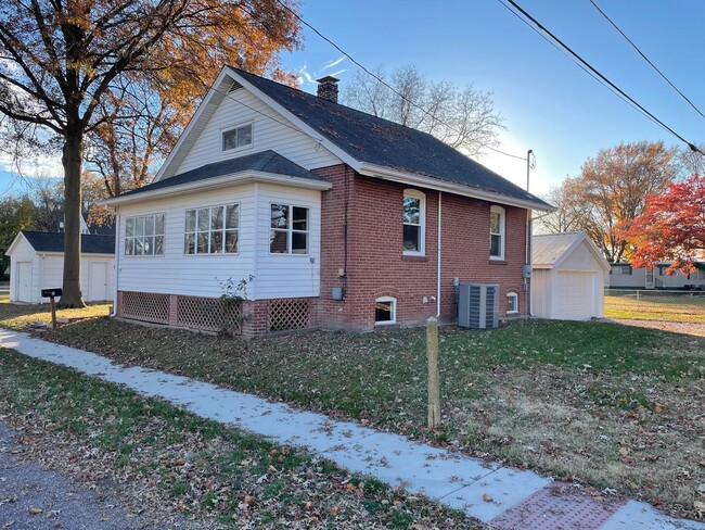 Building Photo - Newley Remodeled 2 Bedroom Home