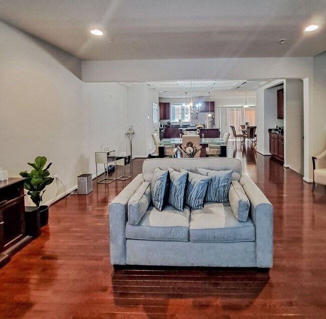 Foto del edificio - Coming Soon! Gorgeous and Modern 3-Level T...