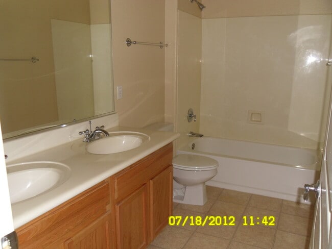 Building Photo - FANTASTIC 4 BED, 2.5 BATH HOME WITH POOL ,...