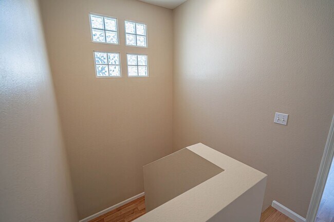 Foto del edificio - COMING SOON! Charming 2-Bedroom Townhome in Valencia with Backyard & Community Amenities!