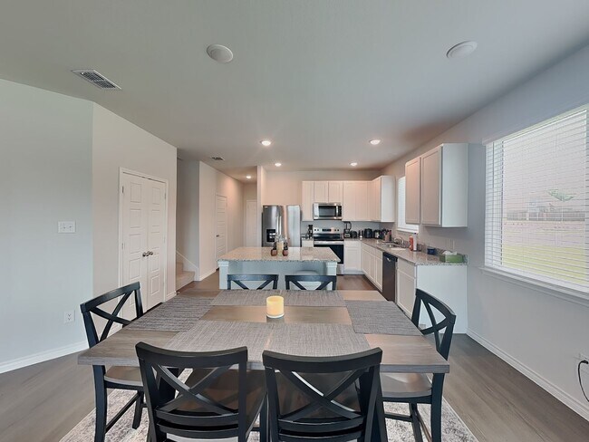 Foto del edificio - Like-New 2024 Build with Office, Game Room & Designer Finishes in Prime Fort Worth Location!