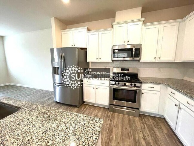 Foto del edificio - End Unit 3 BR 2.5 BA w/ Garage