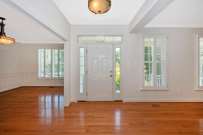 Foto del edificio - Main Level Primary Suite & Soaring Two Story Family Room