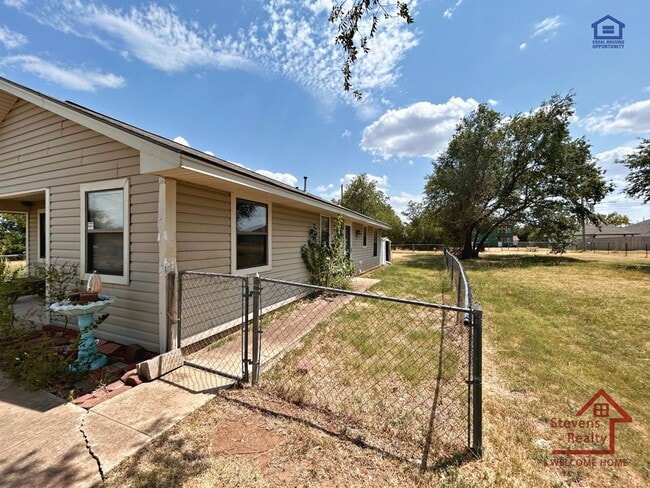 Building Photo - 1302 SW Texas Ave