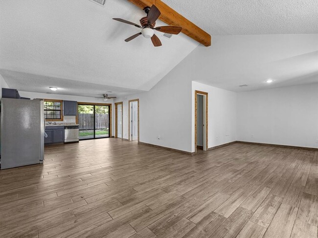 Building Photo - 12114 Creekside Dr