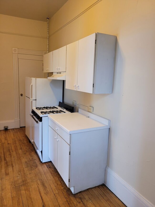 Interior Photo - 1210-12 Van Buren