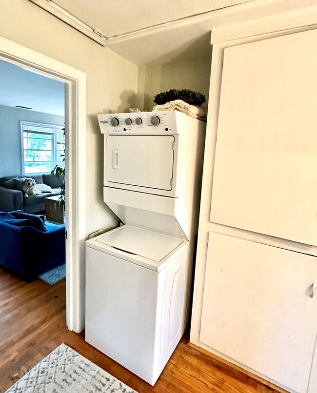 Foto del edificio - 2 Bedroom | 1 Bathroom Home – Downtown Cha...