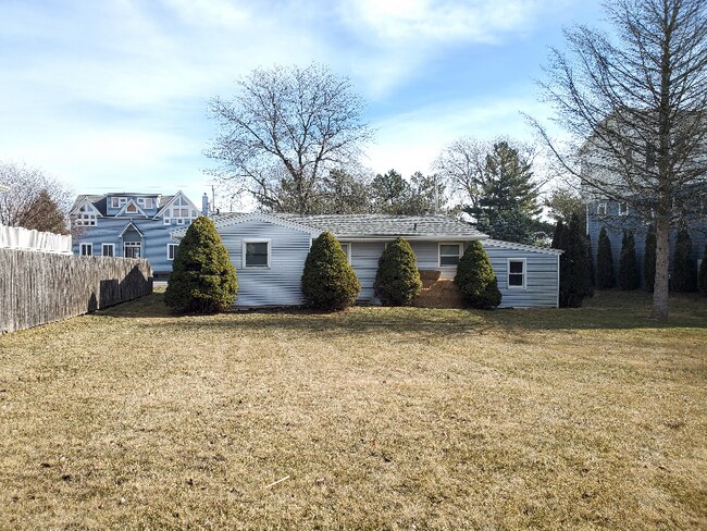 Building Photo - 9848 Lakeshore Dr