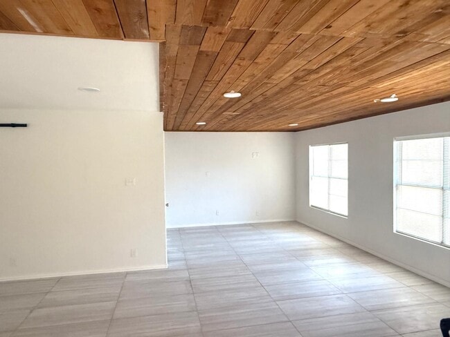 Building Photo - 608 Sesame Ln