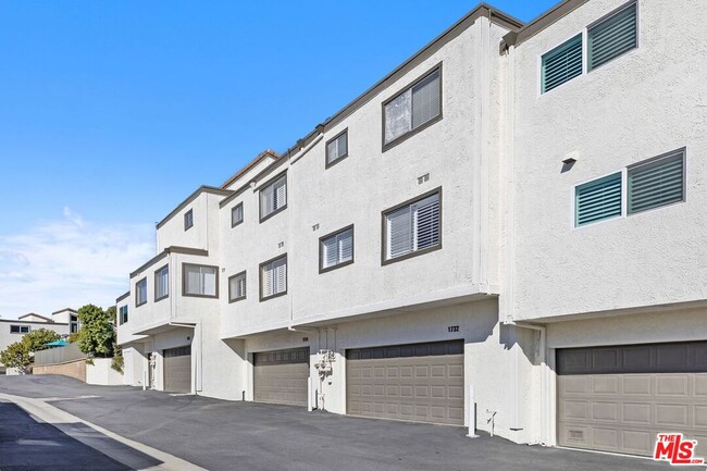 Building Photo - 1732 Palisades Dr