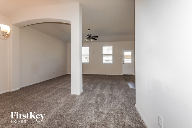 Building Photo - 15149 Meadow Glen S
