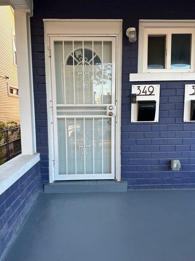Puerta principal - 349 Westminster St