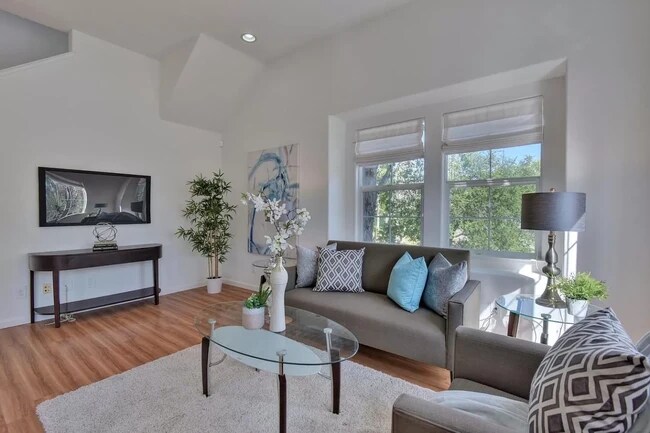 Living room - 344 Tower Hill Ave