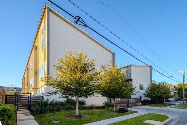 Foto del edificio - Stunning Modern Townhomes Newer Construction :: Henderson & Greenville Ave area
