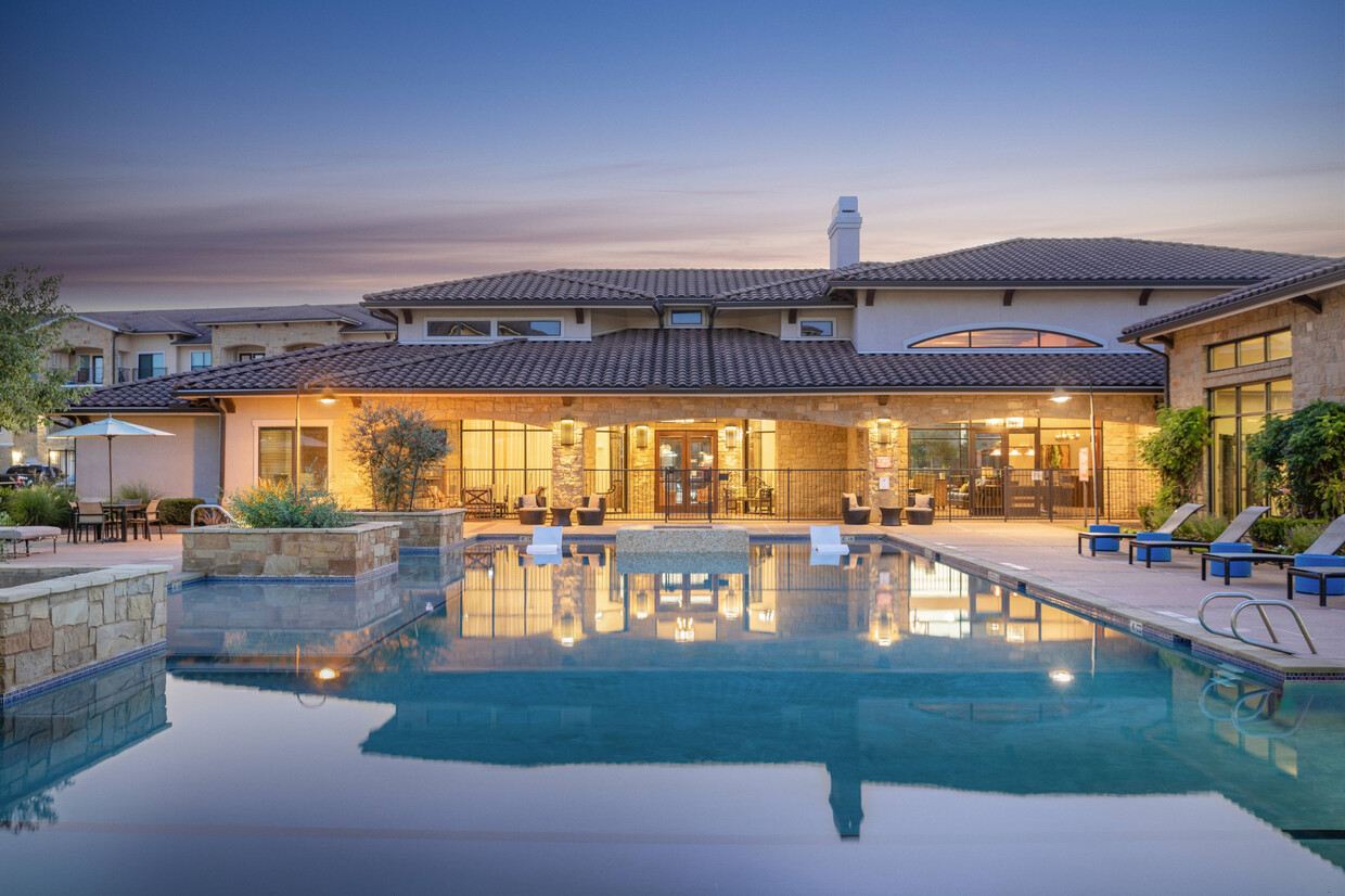 Encantadoras vistas de la piscina al atardecer - Allora Bella Terra