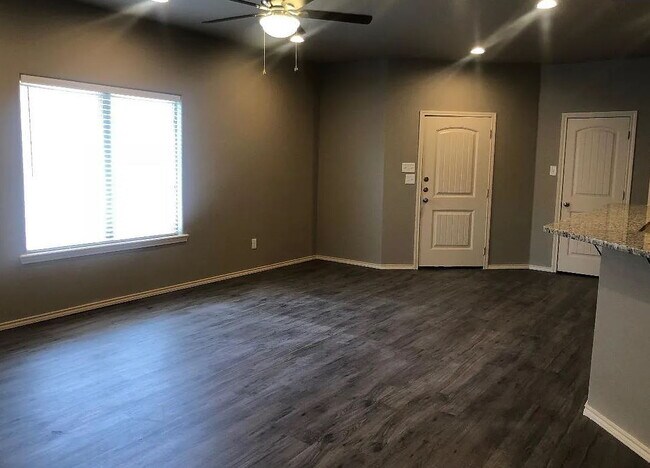 Building Photo - Spacious 3/2/2 Near Preston Manor