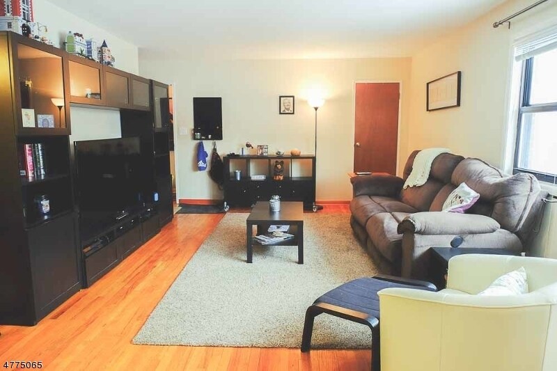 Primary Photo - 10 Colonial Dr