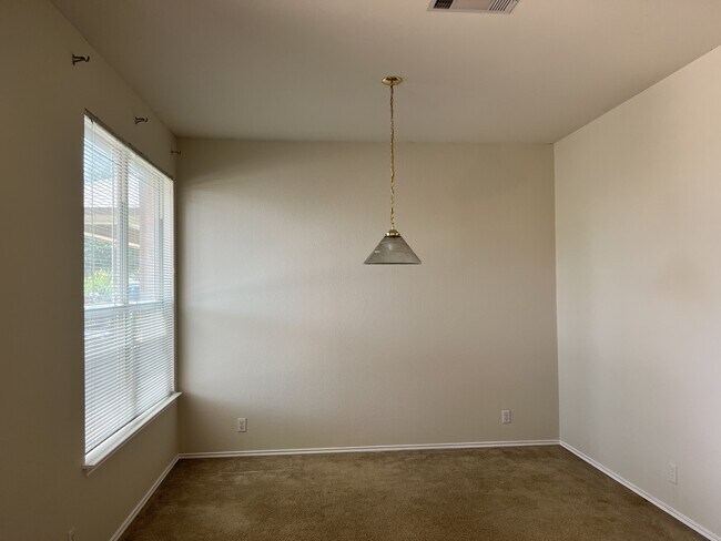 Foto del edificio - 14304 Sarah Ann Dr