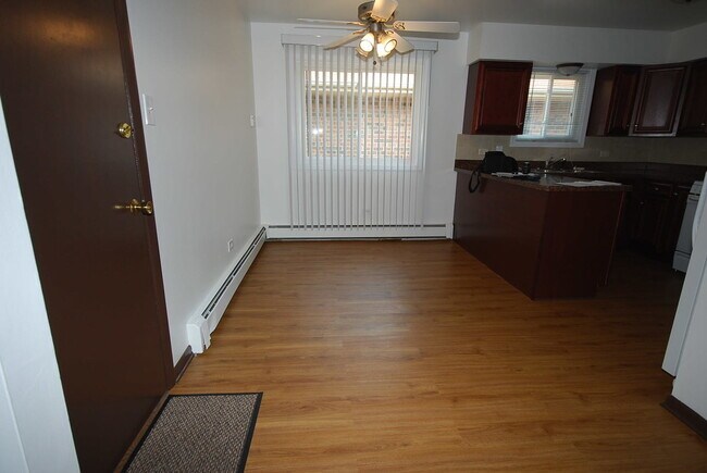 Building Photo - 10634 Parkside Ave