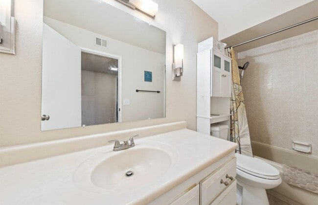 Building Photo - 5333 Primrose Dr