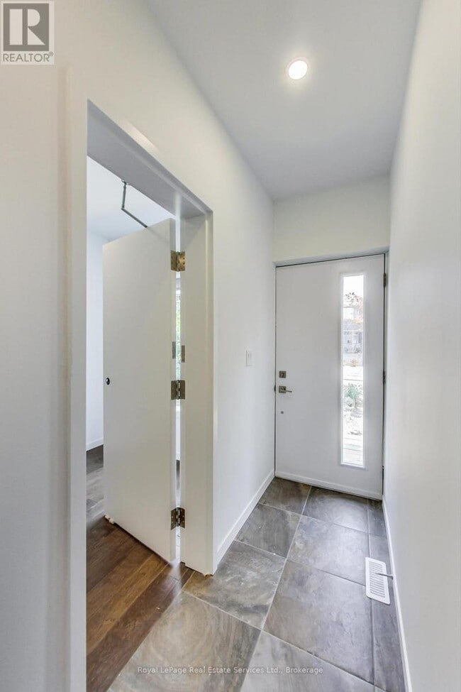 Building Photo - 846 Carlaw Ave